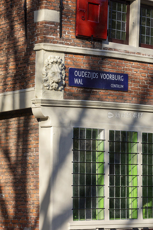 阿姆斯特丹市中心的Oudezijds Voorburgwal街名标志
